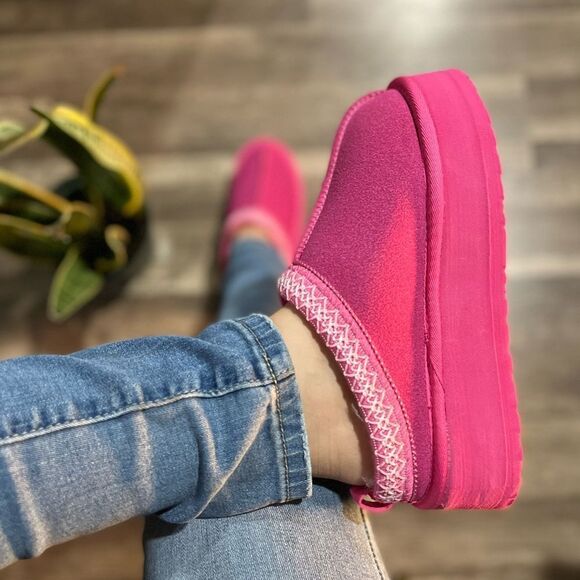 HOT PINK TAZZ LOOKING SLIP ON EGO BRAND - Picture 5 of 5